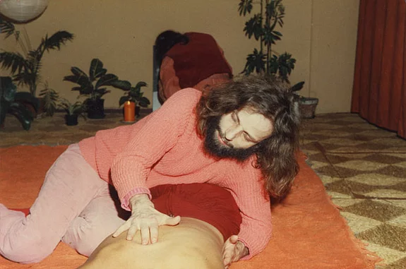 Swami Anand Jayesh gibt Massage (Sessionraum) Swami Anand Jayesh gibt Massage (Sessionraum)