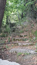 Treppe mit altem Gartentor