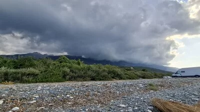 Wolken ziehen um den Berg