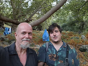 Vater und Sohn am Zelt