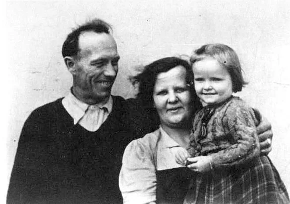 Frau Sallmann mit der jüngsten Tochter und ihrem Mann nach dem Krieg. Gustav und Marie Sallmann mit Tochter