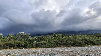 Bedrohliche Wolken am Strand