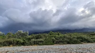 Bedrohliche Wolken am Strand