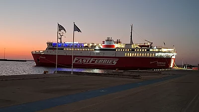 Die Fähre Adamantios Korais in Hafen von Alexandroupoli