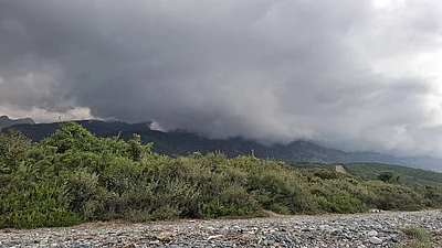 Wolken ziehen um den Berg