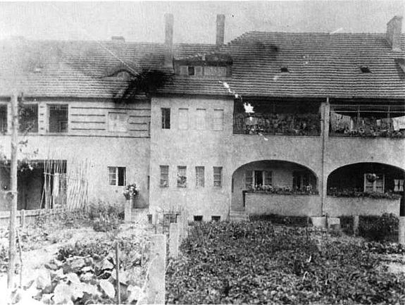 Die dicht nebeneinander liegenden Gärten, in denen bei der beengten Wohnsituation Familienfeiern oder Kaffeetafeln stattfanden, boten oft auch unfreiwilligen Anlass zu Kontakten. lindenhof_Seite_10_Bild_01
