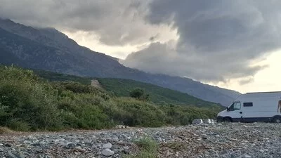 Wolken ziehen um den Berg