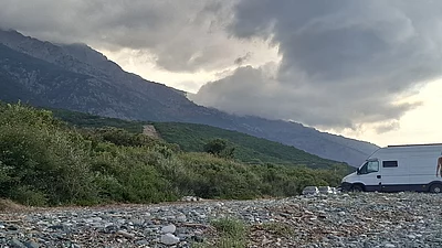 Wolken ziehen um den Berg