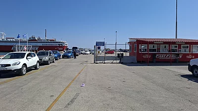 Rechts das Tickethäuschen der Fast Ferries