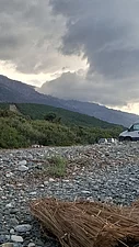 Wolken ziehen um den Berg