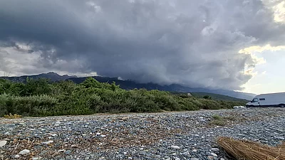 Wolken ziehen um den Berg