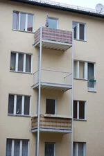 Ein Haus mit mehreren Balkonen, einer aber ohne Zugang