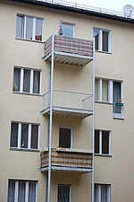 Ein Haus mit mehreren Balkonen, einer aber ohne Zugang