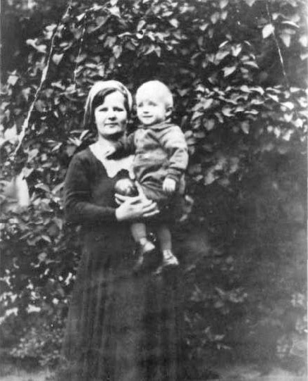 Marie Sallmann mit ihrem ersten Sohn Reinhold, ca. 1930