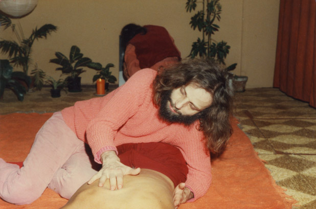 Swami Anand Jayesh gibt Massage (Sessionraum)